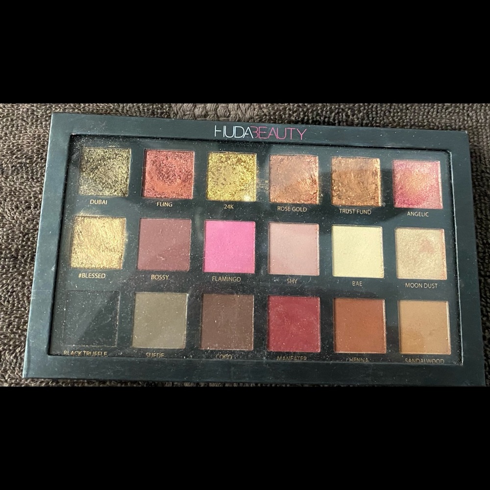 HUDA BEAUTY Rose Gold REMASTERED Eyeshadow Palette
